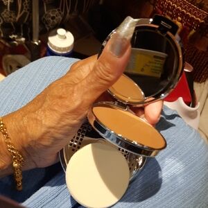 TIGI NEW Compact Powder with Mirror & Air Flow Holder 4 Sponge - Tan